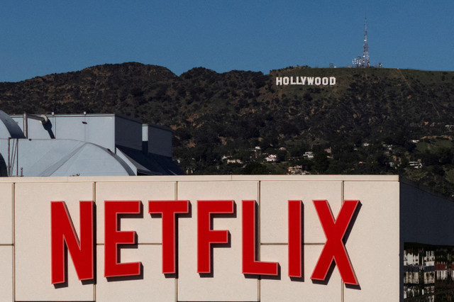 FOTO DE ARCHIVO: Una vista aérea desde un dron muestra el logotipo de Netflix en uno de los edificios de la empresa en el barrio de Hollywood de Los Ángeles, California, el 8 de diciembre de 2025. REUTERS/Daniel Cole/File Photo