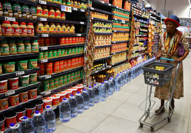 ผู้หญิงคนหนึ่งใช้รถเข็นขณะเลือกซื้อสินค้าที่ร้าน Pick n Pay ในศูนย์การค้า Dobson Point ในย่าน Soweto ประเทศแอฟริกาใต้ เมื่อวันที่ 19 มีนาคม 2024 REUTERS/Siphiwe Sibeko