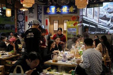 中国がサービス消費拡大に向けた新措置を計画し2030年までに家計消費比率45パーセントへの引き上げを目指す