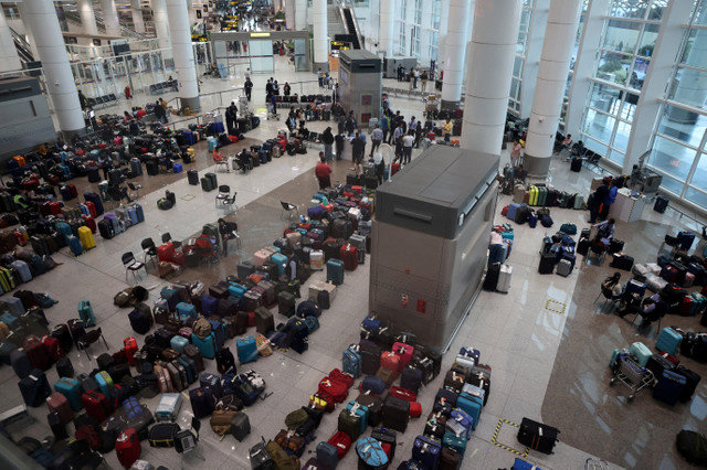 Empleados de IndiGo etiquetan maletas y pertenencias varadas de pasajeros tras interrupciones de vuelos a gran escala en la Terminal 1 del Aeropuerto Internacional Indira Gandhi en Nueva Delhi, India, el 8 de diciembre de 2025. REUTERS/Bhawika Chhabra/File Photo
