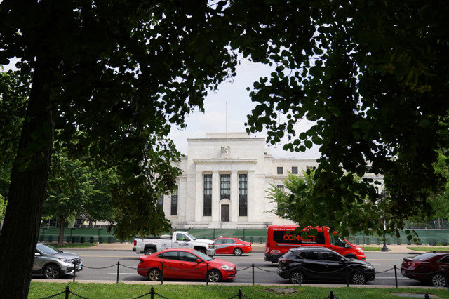 ภาพไฟล์: ภายนอกอาคาร Marriner S. Eccles Federal Reserve Board ในกรุงวอชิงตัน ดี.ซี. สหรัฐอเมริกา เมื่อวันที่ 14 มิถุนายน 2022 REUTERS/Sarah Silbiger/File Photo