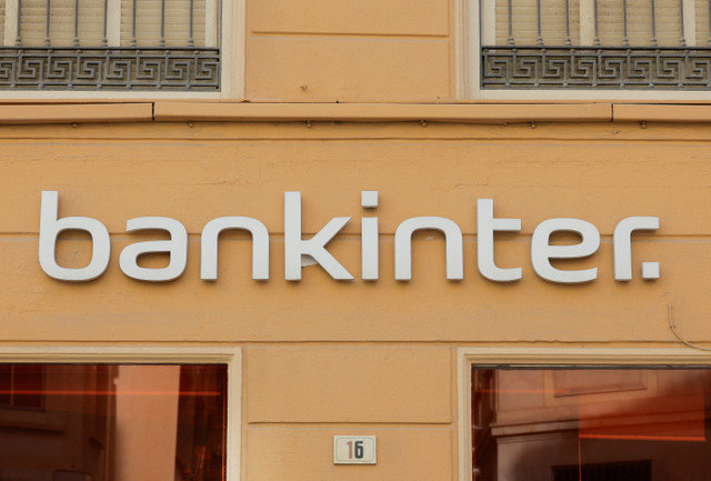 El logotipo de Bankinter se ve en la fachada de una sucursal bancaria de Bankinter en Málaga, España, el 24 de abril de 2024. REUTERS/Jon Nazca