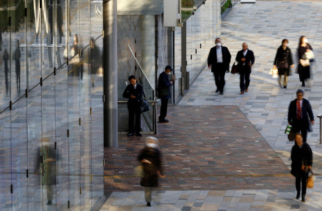 FOTO DE ARQUIVO: Pessoas caminham em uma rua em um distrito comercial em Tóquio, Japão, em 23 de janeiro de 2024. REUTERS/Kim Kyung-Hoon/File Photo