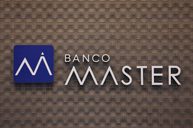 แฟ้มภาพ: โลโก้ของ Bank Master (Banco Master) ปรากฏบนอาคารในเมือง Sao Paulo ประเทศบราซิล เมื่อวันที่ 18 พฤศจิกายน 2025 REUTERS/ Amanda Perobelli/File Photo