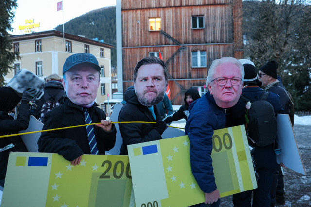 Ativistas usando máscaras do CEO da Rheinmetall, Armin Papperger, do vice-presidente dos EUA, JD Vance, e do CEO da Tesla, Elon Musk, participam de um protesto antes da abertura do Fórum Econômico Mundial (WEF) em Davos, Suíça, em 18 de janeiro de 2026. REUTERS/Denis Balibouse