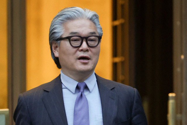 O fundador da Archegos Capital Management, Sung Kook "Bill" Hwang, sai após a sua sentença por uma condenação de fraude resultante do colapso da sua empresa de investimento privado de 36 bilhões de dólares em 2021, no Tribunal Distrital dos Estados Unidos em Manhattan, Nova York, em 20 de novembro de 2024. REUTERS/Brendan McDermid