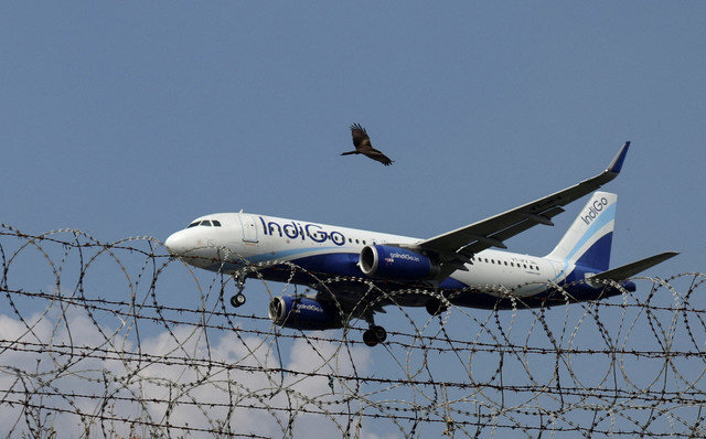 ẢNH TƯ LIỆU: Một máy bay của hãng hàng không IndiGo bay thấp khi chuẩn bị hạ cánh xuống Mumbai, Ấn Độ, ngày 22 tháng 10 năm 2025. REUTERS/Francis Mascarenhas/File Photo