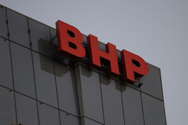 2025年3月24日、オーストラリアのメルボルンにある本社に掲げられたBHP Limitedのロゴ。REUTERS/Hollie Adams