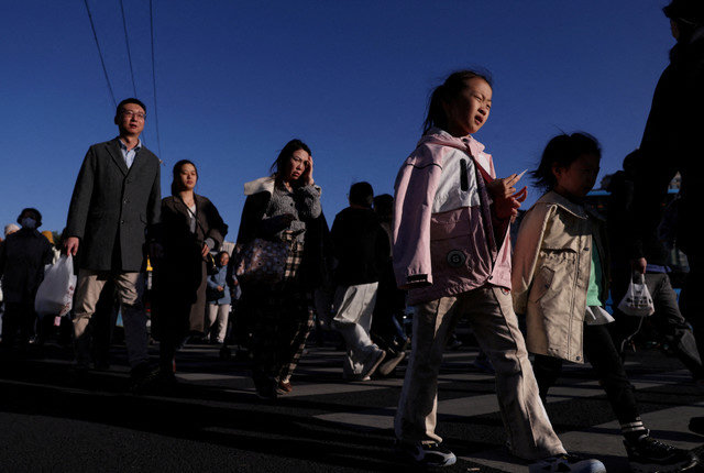 صورة أرشيفية: الناس يسيرون في شارع في بكين، الصين في 19 أكتوبر 2025. REUTERS/Tingshu Wang/File Photo