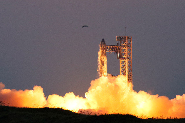ファイル写真:スペースXのスターシップが5回目の飛行テスト中に、米国テキサス州ボカチカで打ち上げられる様子。2024年10月13日。REUTERS/Kaylee Greenlee Beal/File Photo