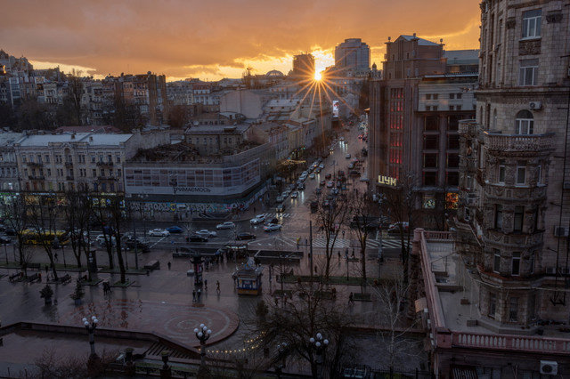 Mặt trời buổi tối lặn trên đường chân trời gần phố Khreshchatyk ở Kyiv, giữa lúc Nga tấn công Ukraine, ngày 29 tháng 3 năm 2024. REUTERS/Thomas Peter