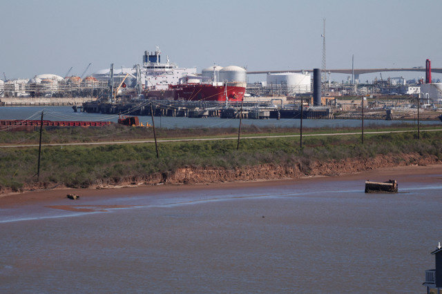 FILE PHOTO: The Nave Photon, carrying crude oil from Venezuela, is docked at Port Freeport in Freeport, Texas, U.S., January 15, 2026. REUTERS/Antranik Tavitian/File Photo
