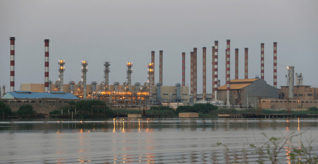 منظر عام لمصفاة عبادان للنفط في جنوب غرب إيران، كما تظهر من الجانب العراقي لشط العرب في الفاو جنوب البصرة، العراق، في 21 سبتمبر 2019. REUTERS/Essam Al-Sudani