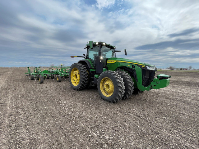 تم تصوير جرار Deere & Co. 8R المستقل في مزرعة اختبار جنسن في بوندورانت، أيوا، الولايات المتحدة، في 28 أبريل 2022. الصورة التقطت في 28 أبريل 2022. REUTERS/Bianca Flowers