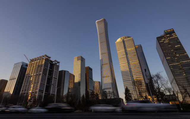 Los vehículos circulan por la carretera junto a los rascacielos del Distrito Central de Negocios (CBD) en Pekín, China, el 5 de enero de 2026. REUTERS/Maxim Shemetov