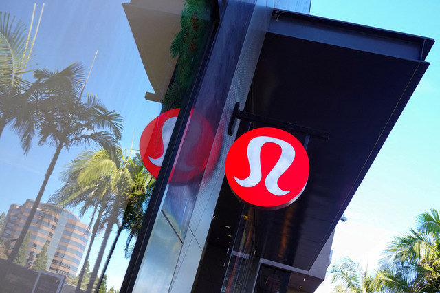 FOTO DE ARCHIVO: Un letrero de Lululemon se ve en un centro comercial en San Diego, California, EE.UU., el 23 de noviembre de 2022. REUTERS/Mike Blake/File Photo