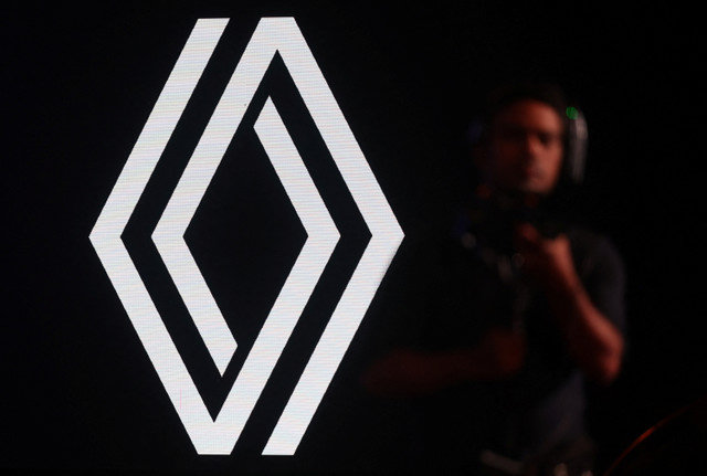 Um cinegrafista permanece em frente ao logotipo da Renault em Mumbai, na Índia, em 23 de julho de 2025. REUTERS/Francis Mascarenhas