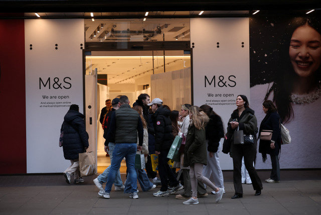 Pessoas caminham em frente a uma filial da varejista britânica de roupas e alimentos Marks & Spencer na Oxford Street, em Londres, Reino Unido, em 28 de dezembro de 2025. REUTERS/Isabel Infante