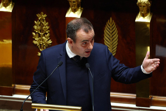 O primeiro-ministro francês Sebastien Lecornu profere um discurso durante um debate antes da votação de duas moções de censura contra o governo francês, uma apresentada por parlamentares do La France Insoumise (França Insubmissa - LFI) aliados aos Verdes e aos Comunistas, e outra apresentada pelo Rassemblement National (Reagrupamento Nacional - RN) e pela UDR (a Union des Droites), após o uso.