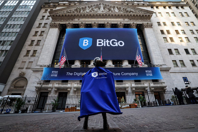 لافتات وشعارات لشركة العملات الرقمية BitGo خلال الطرح العام الأولي للشركة خارج بورصة نيويورك (NYSE) في مدينة نيويورك، الولايات المتحدة، في 22 يناير 2026. REUTERS/Brendan McDermid