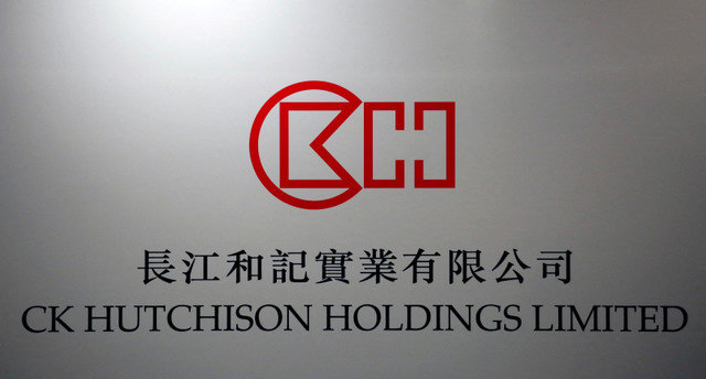 โลโก้บริษัทของ CK Hutchison Holdings แสดงอยู่ในการแถลงข่าวที่ฮ่องกง ประเทศจีน เมื่อวันที่ 17 มีนาคม 2016 REUTERS/Bobby Yip/File Photo