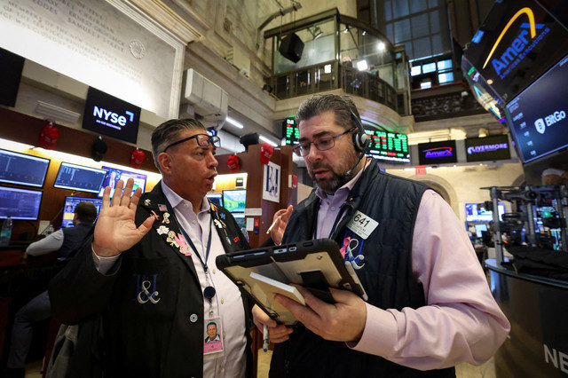 เทรดเดอร์ทำงานบนพื้นตลาดหลักทรัพย์นิวยอร์ก (NYSE) ในนครนิวยอร์ก สหรัฐอเมริกา เมื่อวันที่ 22 มกราคม 2026 REUTERS/Brendan McDermid