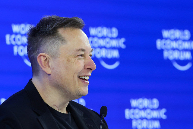 حضر إيلون ماسك الاجتماع السنوي السادس والخمسين للمنتدى الاقتصادي العالمي (WEF) في دافوس، سويسرا، في 22 يناير 2026. REUTERS/Denis Balibouse