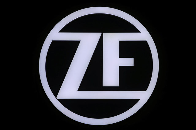 โลโก้ ZF ปรากฏให้เห็นระหว่างงานมิวนิก ออโต้ โชว์ IAA Mobility 2021 ในเมืองมิวนิก ประเทศเยอรมนี เมื่อวันที่ 8 กันยายน 2021 REUTERS/Wolfgang Rattay