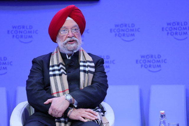 ẢNH TƯ LIỆU: Bộ trưởng Dầu khí và Khí tự nhiên Ấn Độ Hardeep Singh Puri phát biểu tại Hội nghị thường niên lần thứ 54 của Diễn đàn Kinh tế Thế giới ở Davos, Thụy Sĩ, ngày 16 tháng 1 năm 2024. REUTERS/Denis Balibouse/File Photo