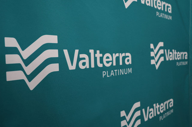 O logótipo da Valterra Platinum é visto durante a listagem da unidade de platina da Anglo American sob o seu novo nome, Valterra Platinum, na sede da Bolsa de Valores de Joanesburgo (JSE) em Sandton, África do Sul, em 28 de maio de 2025. REUTERS/Siphiwe Sibeko