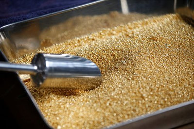 Gold Hits Record Amid Tensions, Dollar Slide