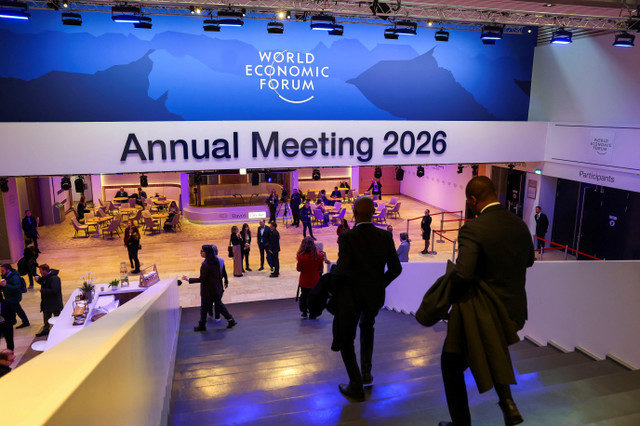 أشخاص يسيرون في اليوم الأخير من الاجتماع السنوي السادس والخمسين للمنتدى الاقتصادي العالمي (WEF) في دافوس بسويسرا، 23 يناير 2026. REUTERS/Denis Balibouse