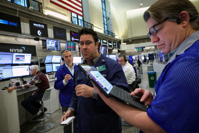 يعمل متداولو خيارات العقود الآجلة في قاعة بورصة نيويورك للأوراق المالية NYSE American (AMEX) في مدينة نيويورك، الولايات المتحدة، في 15 يناير 2026. REUTERS/Brendan McDermid