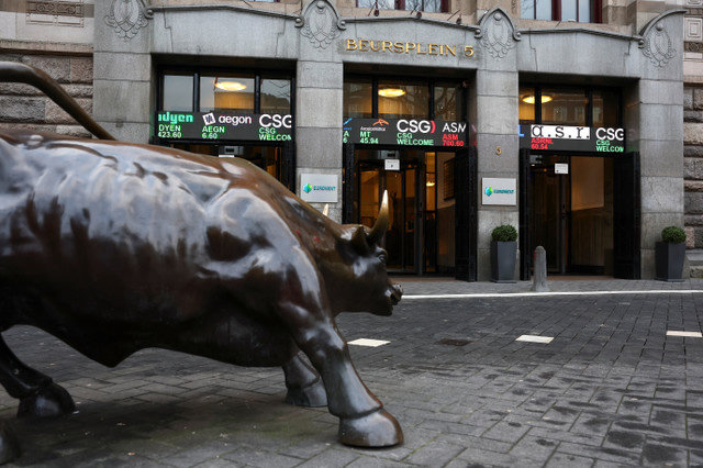 มุมมองของตลาดหลักทรัพย์อัมสเตอร์ดัมซึ่งมีประติมากรรม The Charging Bull ในขณะที่ Czechoslovak Group (CSG) ผู้ผลิตอาวุธและกระสุนของมหาเศรษฐีชาวเช็ก Michal Strnad เริ่มทำการซื้อขายเป็นครั้งแรกที่ Euronext Amsterdam ในกรุงอัมสเตอร์ดัม ประเทศเนเธอร์แลนด์ เมื่อวันที่ 23 มกราคม 2026 REUTERS/Piroschka van de Wouw