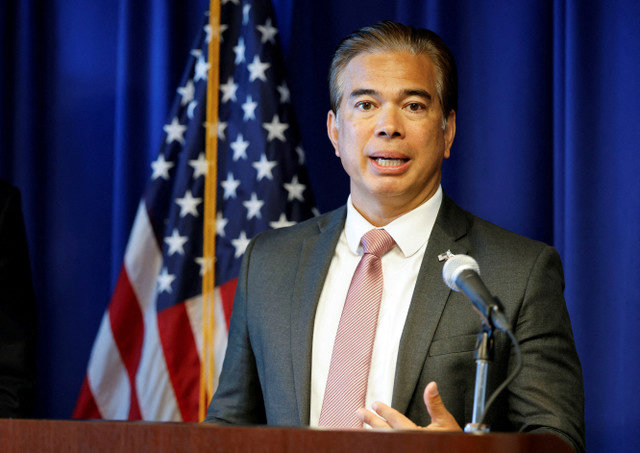 FOTO DE ARCHIVO: El Fiscal General de California, Rob Bonta, anuncia que el estado demandará a la Casa Blanca para restaurar los fondos de SNAP antes de la fecha límite durante una conferencia de prensa en Sacramento, California, EE.UU., el 28 de octubre de 2025. REUTERS/Fred Greaves/File Photo