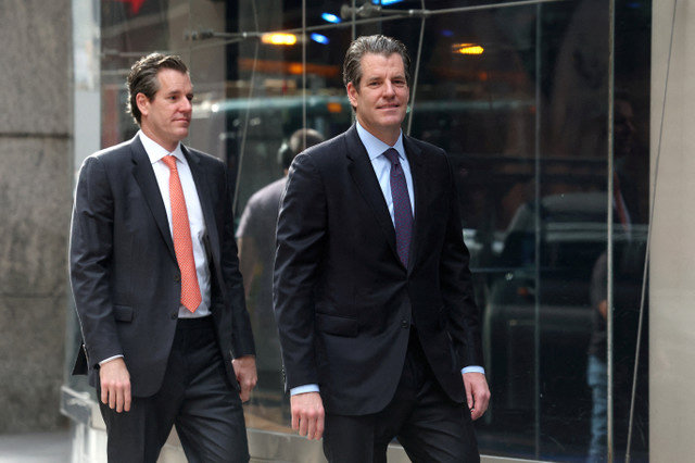 ẢNH TƯ LIỆU: Tyler Winklevoss và Cameron Winklevoss tham dự lễ rung chuông khai mạc cho American Bitcoin tại sàn chứng khoán Nasdaq ở Thành phố New York, Hoa Kỳ, ngày 16 tháng 9 năm 2025. REUTERS/Brendan McDermid/File Photo