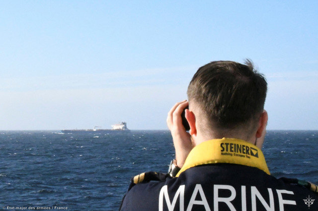 Una foto publicada el 22 de enero de 2026 muestra la supuesta intervención de la Marina francesa en alta mar, en el mar de Alborán, sobre el buque de carga GRINCH, que había partido de Murmansk, Rusia. Etat-major des armees/France/Handout via REUTERS