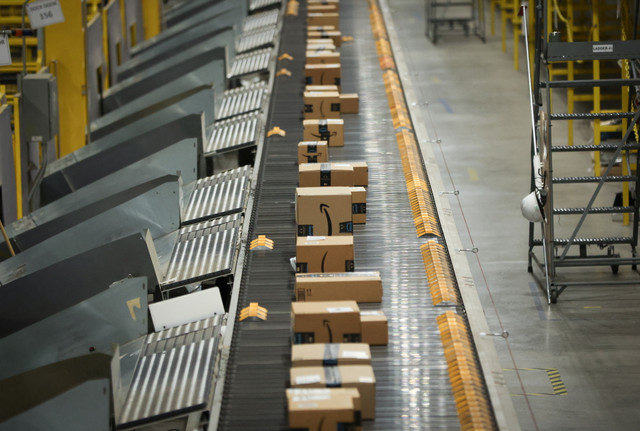 Los paquetes viajan en una cinta transportadora en el centro de distribución de Amazon en Robbinsville, Nueva Jersey, EE.UU., el 27 de noviembre de 2023. REUTERS/Mike Segar