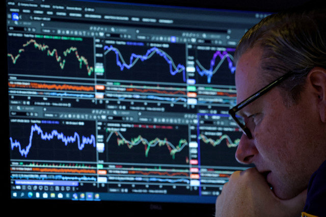 متداول متخصص يعمل داخل مقصورة في قاعة بورصة نيويورك (NYSE) في مدينة نيويورك، الولايات المتحدة، في 19 نوفمبر 2025. REUTERS/Brendan McDermid/File Photo