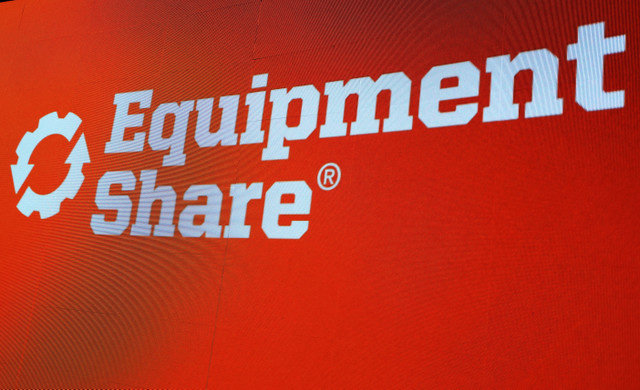 El logotipo de la empresa de tecnología de construcción EquipmentShare.com se muestra durante la OPI de la compañía en el sitio del mercado Nasdaq en Times Square, Ciudad de Nueva York, EE.UU., el 23 de enero de 2026. REUTERS/Mike Segar