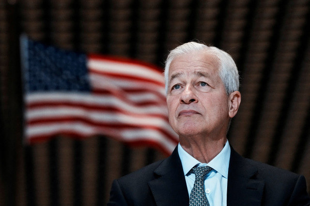เจมี ไดมอน ประธานและประธานเจ้าหน้าที่บริหารของ JPMorgan Chase & Co. เข้าร่วมพิธีตัดริบบิ้นเปิดสำนักงานใหญ่แห่งใหม่ของบริษัทที่ 270 Park Avenue ในนครนิวยอร์ก สหรัฐอเมริกา เมื่อวันที่ 21 ตุลาคม 2025 REUTERS/Eduardo Munoz