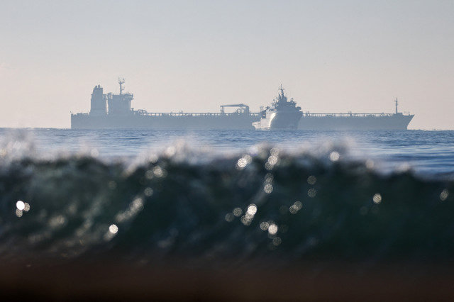 La silueta de un buque de la marina francesa rodea al petrolero GRINCH, interceptado en el mar de Alborán por sospechas de operar bajo bandera falsa y pertenecer a la flota en la sombra de Rusia, cerca de Martigues, Francia, el 25 de enero de 2026. REUTERS/Manon Cruz