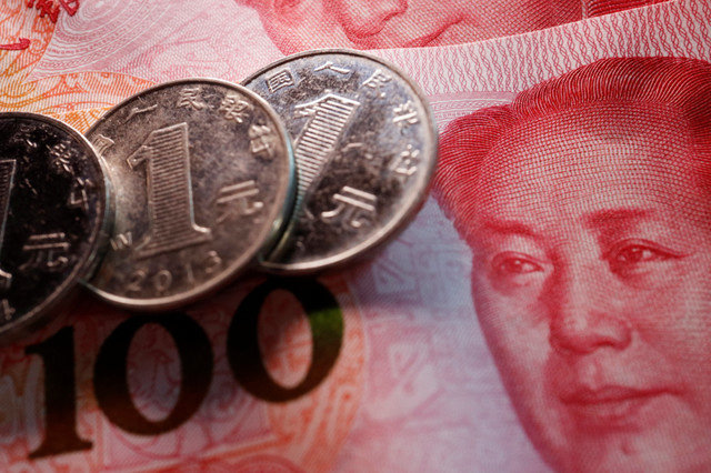 Monedas y billetes de yuanes chinos se ven en esta imagen de ilustración tomada el 24 de febrero de 2022. REUTERS/Florence Lo/Illustration