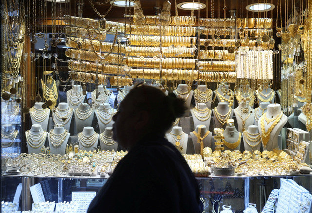 A woman walks past a jewellery shop at the Grand Bazaar in Istanbul, Turkey, October 17, 2025. REUTERS/Dilara Senkaya