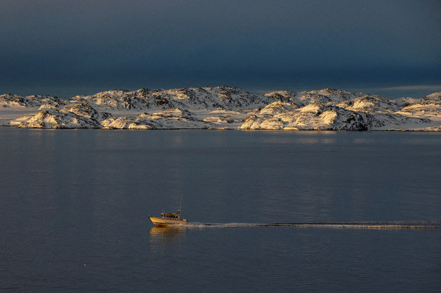 Um barco passa por um canal em Nuuk, Groenlândia, em 14 de janeiro de 2026. REUTERS/Marko Djurica/File Photo