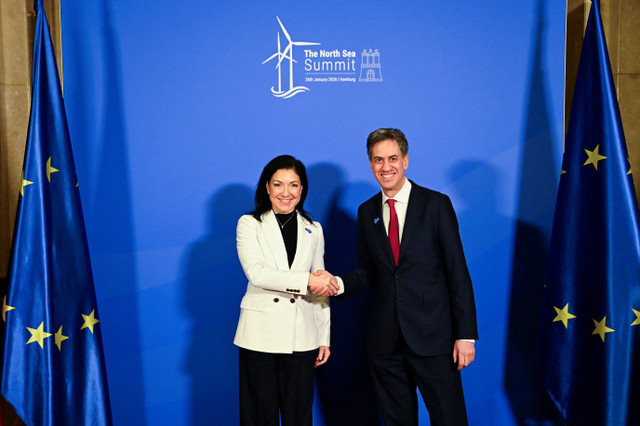 รัฐมนตรีว่าการกระทรวงเศรษฐกิจและพลังงานของเยอรมนี Katherina Reiche ให้การต้อนรับรัฐมนตรีว่าการกระทรวงความมั่นคงทางพลังงานและการปล่อยก๊าซเรือนกระจกสุทธิเป็นศูนย์ของสหราชอาณาจักร Ed Miliband ในการประชุมสุดยอดทะเลเหนือระดับนานาชาติครั้งที่สาม ณ เมืองฮัมบูร์ก ประเทศเยอรมนี เมื่อวันที่ 26 มกราคม 2026 REUTERS/Jonas Walzberg