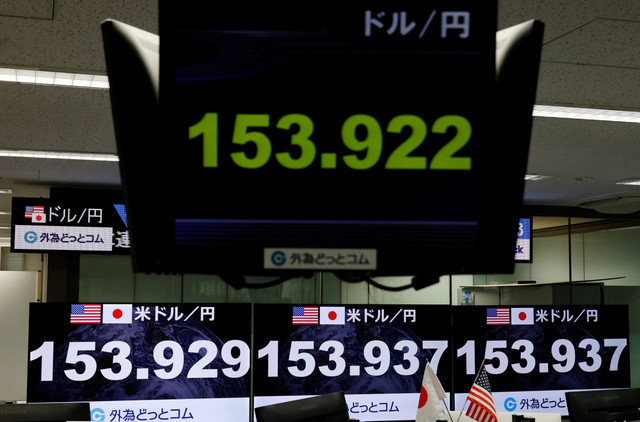 2026年1月26日、日本・東京にある外国為替取引会社外為どっとコム(Gaitame.com)のディーリングルームにて、モニターに現在の円・ドル為替レートが表示されている。 REUTERS/Kim Kyung-Hoon