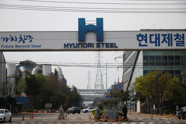 El logotipo de Hyundai Steel se ve en su planta de Incheon, Corea del Sur, el 16 de abril de 2025. REUTERS/Kim Hong-Ji