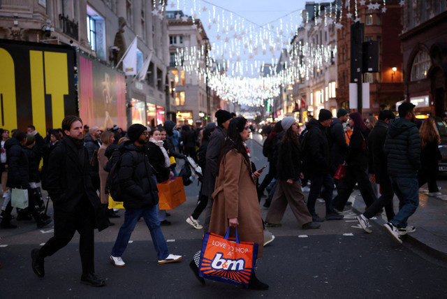 FILE PHOTO: Shoppers walk on Oxford Street during Boxing Day sales in London, Britain, December 26, 2025. REUTERS/Isabel Infantes/File Photo