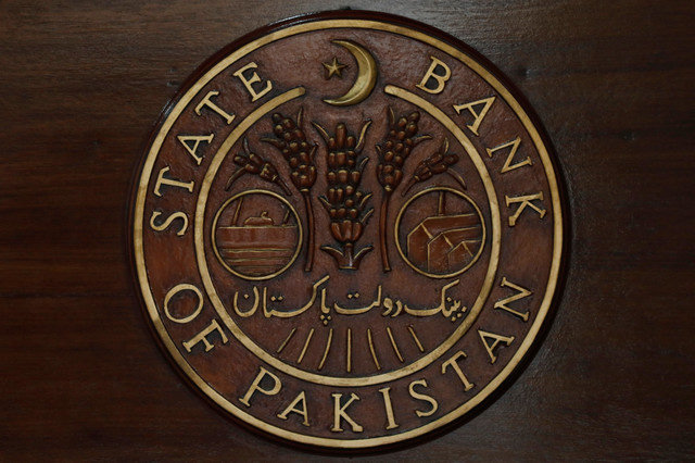 Un logo del Banco del Estado de Pakistán (SBP) se ve en un mostrador de recepción en la oficina central en Karachi, Pakistán, el 16 de julio de 2019. REUTERS/Akhtar Soomro